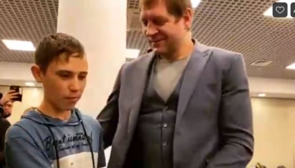 Александр Емельяненко встретился со школьником, который спас маленькую девочку от педофила