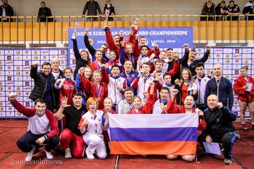 
<p>                                Российские самбисты выиграли первенство Европы по самбо среди кадетов</p>
<p>                        